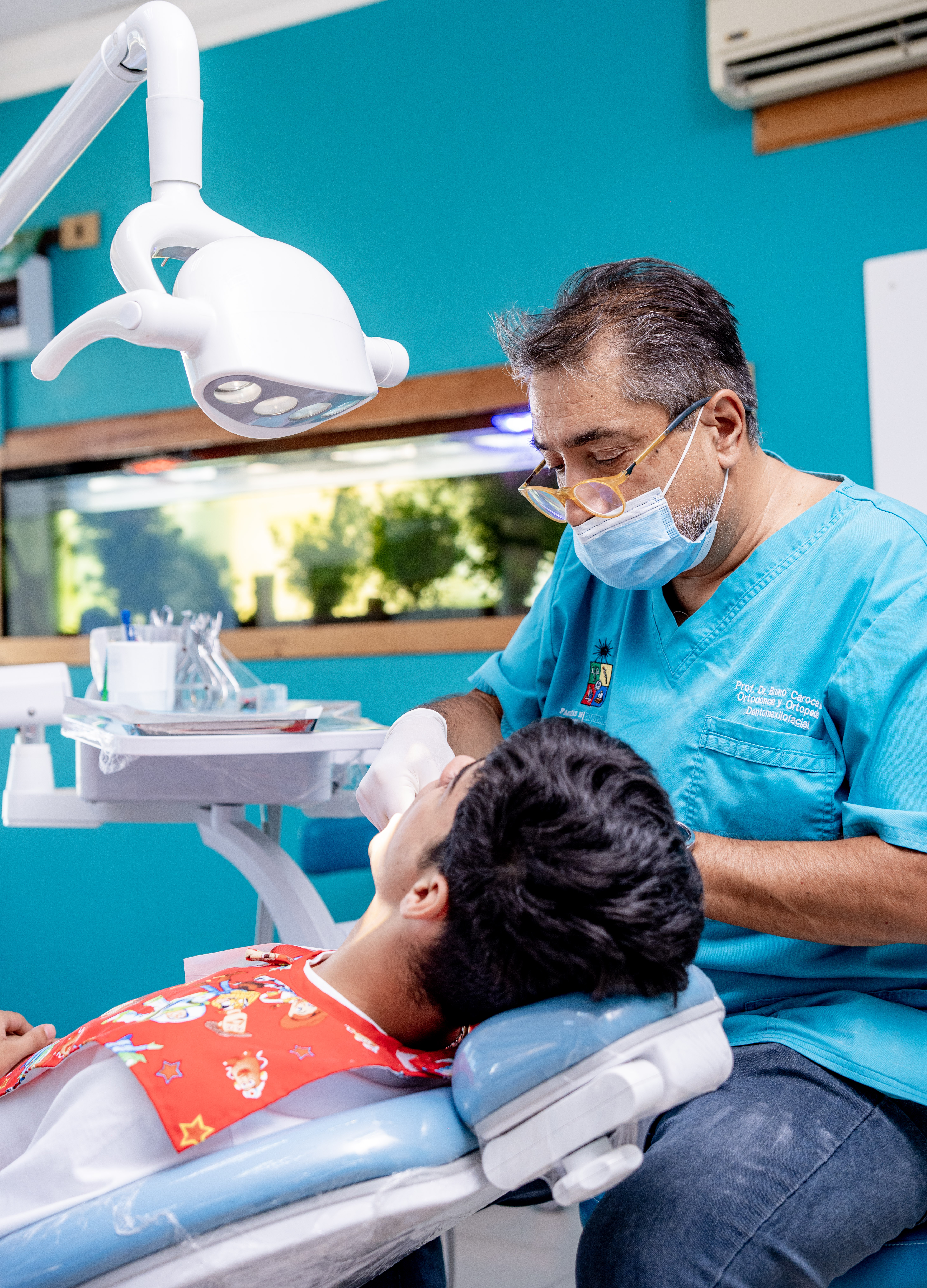 Dr. Bruno Caroca en su clínica