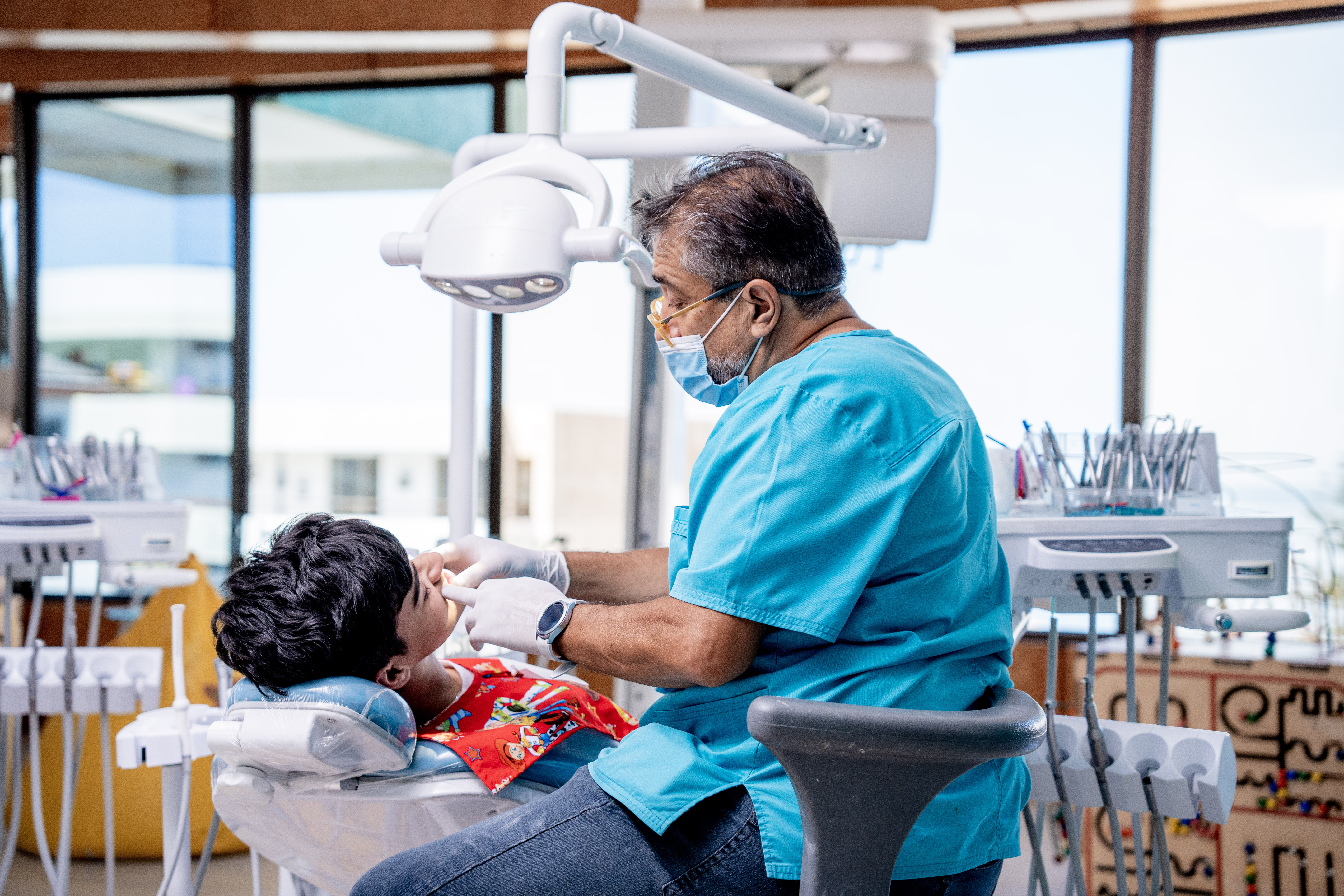 Dr. Bruno Caroca en procedimiento